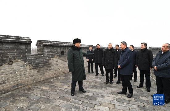 1月26日至27日,中共中央总书记、国家主席、中央军委主席习近平来到山西,看望慰问基层干部群众。这是27日上午,习近平来到平遥古城,登上城墙考察。新华社记者 谢环驰 摄
