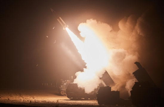 韩联社称，联合参谋本部发布的照片显示，韩美6日发射了地对地导弹