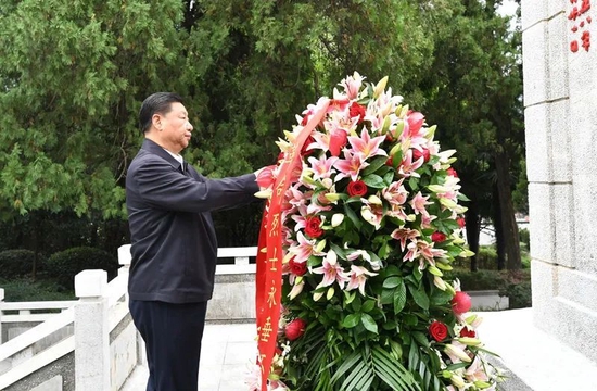 2019年9月16日至18日,习近平在河南考察。这是16日下午,习近平来到位于信阳市新县的鄂豫皖苏区首府烈士陵园,瞻仰革命烈士纪念碑,向革命先烈敬献花篮。新华社记者 谢环驰 摄