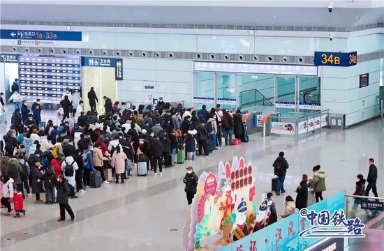 1月24日,西安北站等待检票的旅客。中国铁路 图