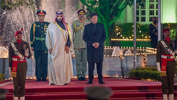2月17日，巴基斯坦总理伊姆兰·汗会晤沙特王储穆罕默德·本·萨勒曼。图片来源：视觉中国