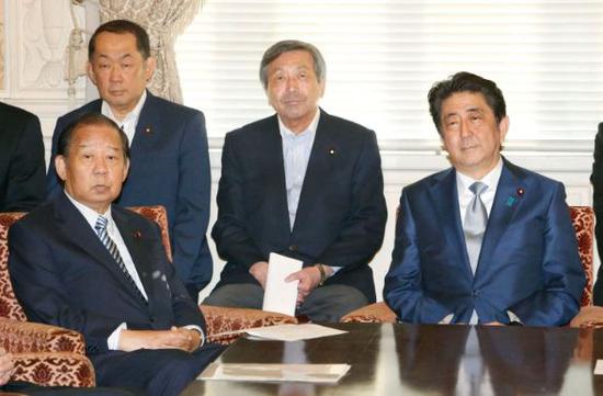 ▲2018年6月25日，日本首相安倍晋三（右）和日本自民党干事长二阶俊博（左）出席在东京举行的自民党会议。图据《华盛顿邮报》