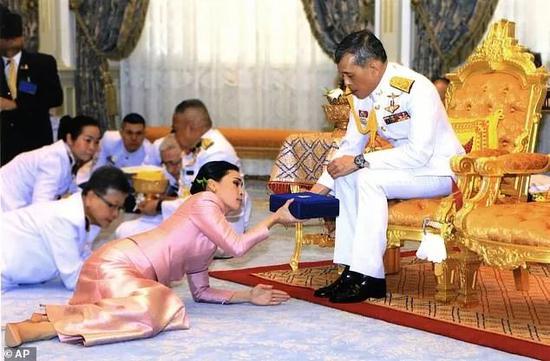 泰国王第四次结婚 演绎现实版《保镖》(图)