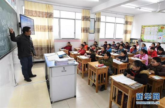 (图为如今中国乡村小学的课堂 新华社记者王全超摄)