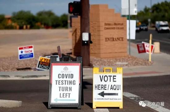 选举日当天，指向新冠病毒检测站点和投票站的标识（图片来源：NBC）