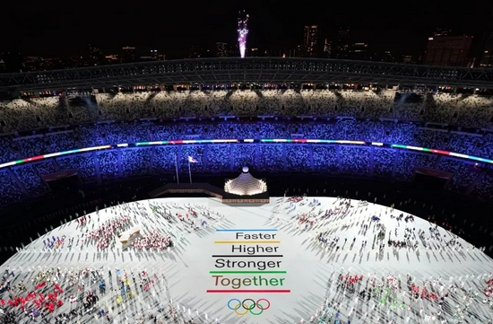 7月23日，日本东京，2020东京奥运会开幕式。现场展示全新奥林匹克格言。/IC photo