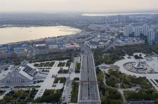 大庆市“铁人”王进喜纪念馆（左）和铁人广场（右），拍摄于2019年9月28日。图|新华社。