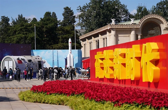 观众在“奋进新时代”主题成就展上参观(2022年10月9日摄)。新华社记者陈晔华摄