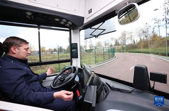 12月7日，法国巴黎大众运输公司公交司机“驾驶”中车电动制造的自动驾驶客车。新华社记者 高静 摄