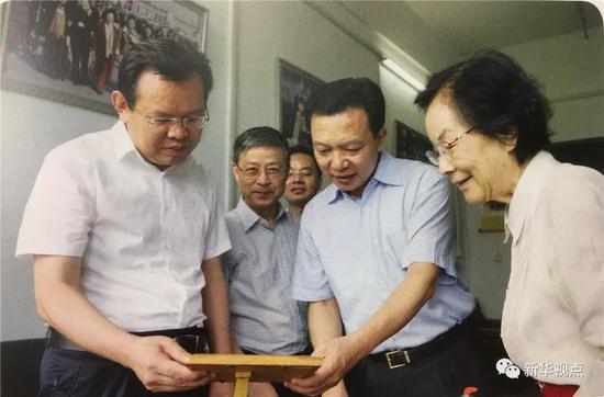 2017年7月13日,杨汉军看望张俐娜院士(右),商量成果转化事宜