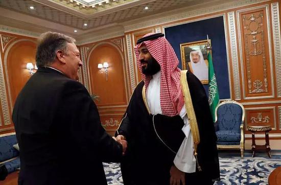 经特朗普授意，美国国务卿蓬佩奥抵达沙特，与王储就卡舒吉失踪案进行沟通。