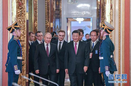 （图：6月5日，国家主席习近平在莫斯科克里姆林宫同俄罗斯总统普京会谈。这是两国元首步入会场。来源：新华社）