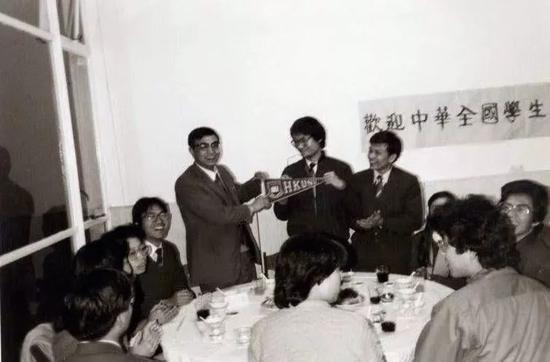 1984年的冯炜光(站立者左二)