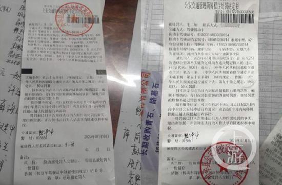 ▲7月10日,在中牟交警示意下,毛二加和李二国爬上车厢。随后,二人领到了“违法载人”的处罚决定书。受访者供图