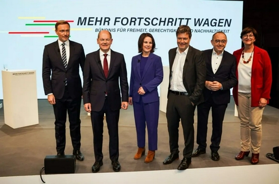 朔尔茨组阁，系德国三个政党联合执政“红绿灯”内阁