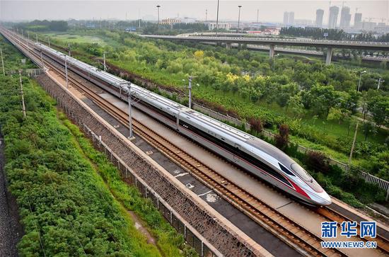 从北京南开往天津的C2001次“复兴号”中国标准动车组驶入天津市区（2017年8月21日摄）。新华社发（杨宝森 摄）