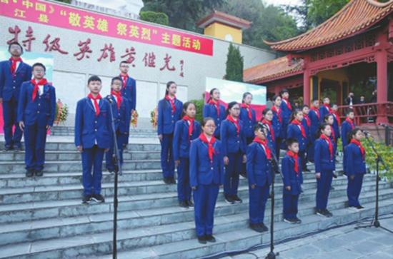 中江县继光实验学校的少先队员朗诵祭奠英雄的诗歌。