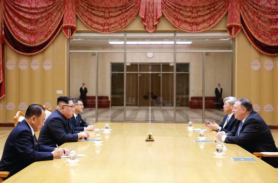   5月9日，朝鮮最高領導人金正恩會見了到訪的美國國務卿蓬佩奧，表示即將到來的朝美領導人會晤將是一次“歷史性會晤”。他還下令特赦及遣返被朝鮮扣留的美國人。左一：朝鮮勞動黨中央委員會副委員長金英哲；左二：朝鮮最高領導人金正恩；右一：美國國務卿蓬佩奧；右二：美國中央情報局資深官員安德魯·金。圖/視覺中國