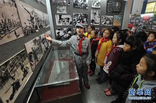 2014年11月28日，在陕西省延安育才红军小学校史室，小讲解员胡馨予在为同学讲解校史。新华社记者 丁海涛 摄