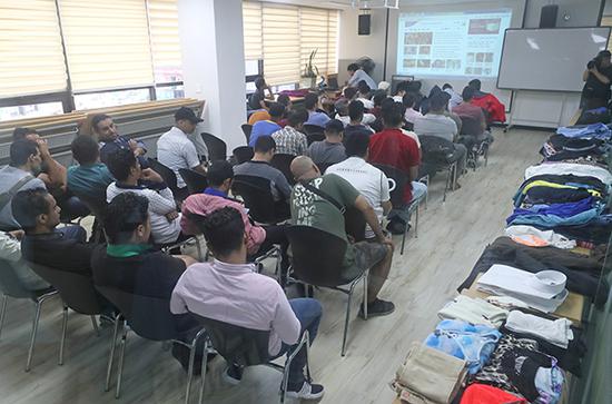 也门难民在济州岛的难民中心等候进行身份审查