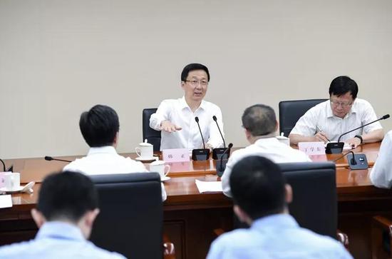 7月10日，中共中央政治局常委、国务院副总理韩正在国家医疗保障局调研并主持召开座谈会。