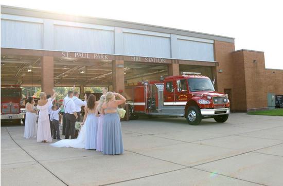 当新郎离开婚礼前往救灾时，现场宾客均向他敬礼致意。图自《华盛顿邮报》