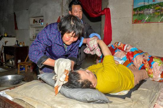 母亲在照料女儿 张亮宗 摄