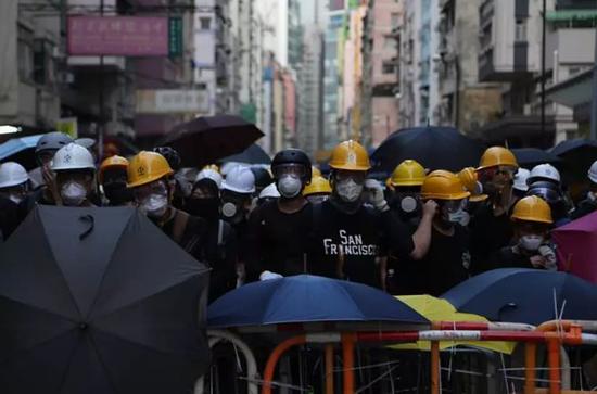 ▲7月28日下午，香港激进示威者再度召集非法集会，架起路障，用雨伞遮挡，和警方开始了对峙。