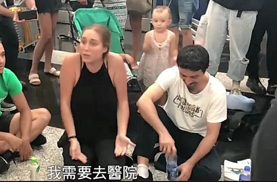 被阻止离境的旅客,十分不满非法示威者的行为,直斥他们的行为罔顾法纪。