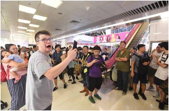 香港男教师在商场唱国歌被打警方:正追缉3名男子 香港男教师在商场唱国歌被打警方:正追缉3名男子