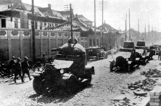 图为1931年9月19日,日本侵略军装甲部队侵入沈阳市。