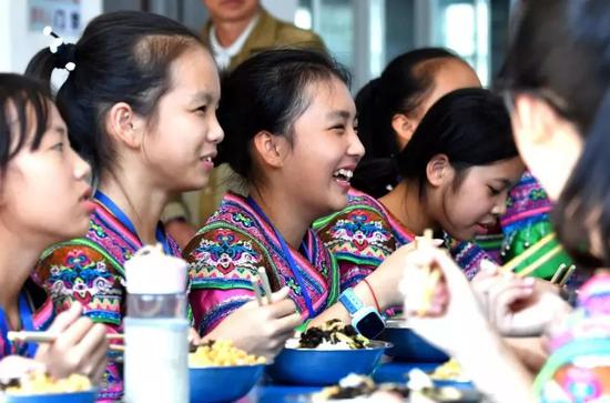  2017年11月1日，广西融水苗族自治县民族中学的学生们在吃营养餐。该县共有5.6万名学生享受免费营养餐。（新华社记者黄孝邦 摄）