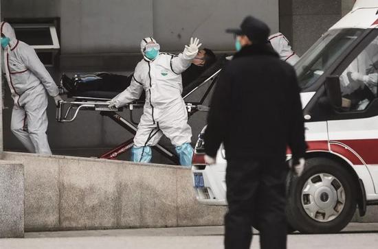 2020年1月17日,医护职员将患者送至武汉金银潭医院。摄影/无畏