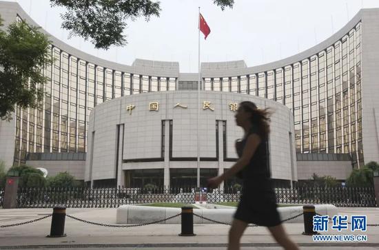 ▲资料图片:一名行人从位于北京的中国人民银行大楼前走过。新华社发(梁志强 摄)