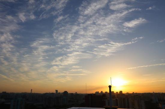 今晨北京,日出东方,霞染京城