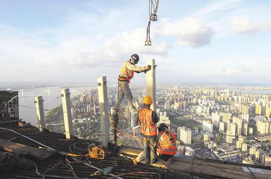 2020年8月6日,建筑工人在武汉绿地中心楼顶施工。(湖北日报全媒记者 柯皓 摄)