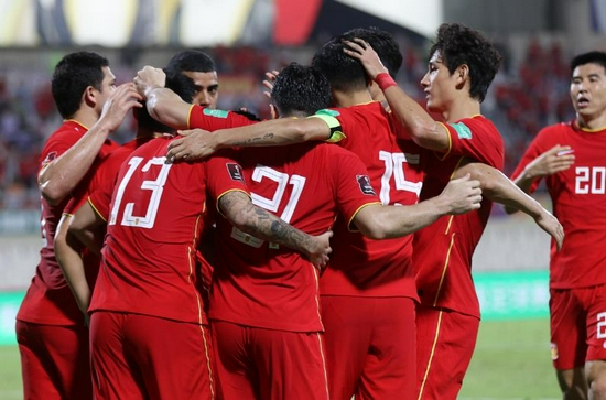 中国球员追平澳大利亚队后拥抱庆祝