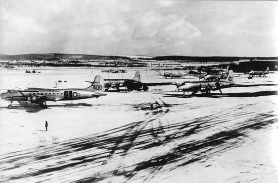 1948年至1949 年之冬，柏林空运期间，C-54运输机在威斯巴登空军基地的雪地中