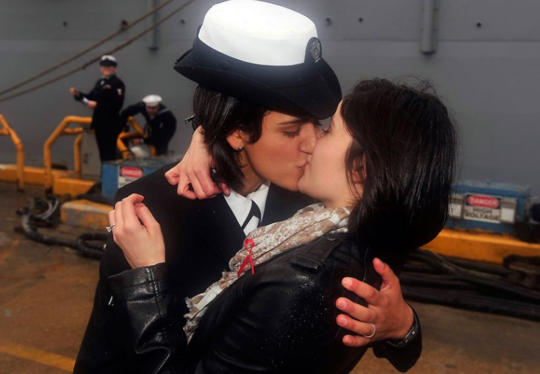 2011年，美國弗吉尼亞港，海軍Marissa Gaeta在甲板上與“女友”當衆接吻，成爲了上演海軍傳統“第一吻”的首對同性戀情侶。