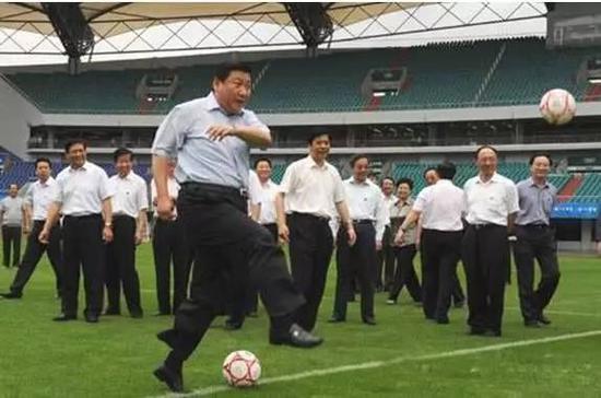 习近平足球相册:和卡梅伦拍“足球史最牛自拍照”|足球|习近平_新浪新闻