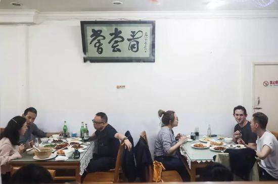 4月17日，悦宾饭店这几天生意都不错，食客络绎不绝，一位外国友人和朋友是特意来用餐。新京报记者 彭子洋 摄