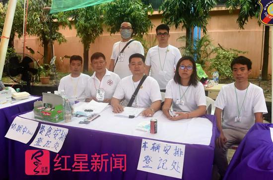 ▲当地的华人志愿者，为事故人员家属提供服务  图片来源：红星新闻 摄影记者 张士博