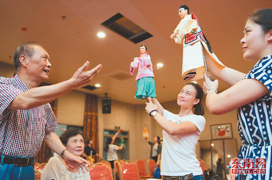 晋江的传统文化一直受到保护和发扬，2016年，布袋木偶老艺人正在向年轻演员面授技巧。　福建日报记者　王毅 摄