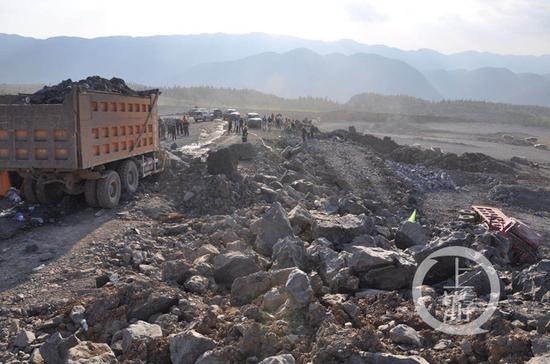 卡车刹车失灵司机跳车 追尾前车副驾被困车内