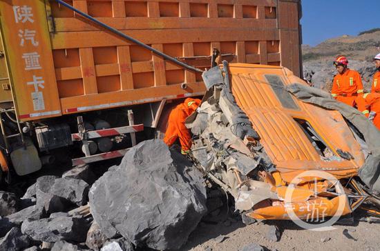 卡车刹车失灵司机跳车 追尾前车副驾被困车内