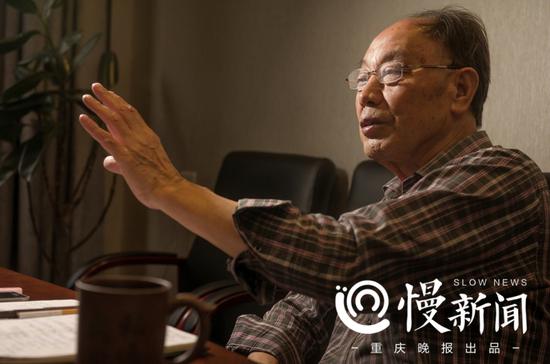  △已经75岁的古稀老人谈起打造“重庆第一村”仍充满激情