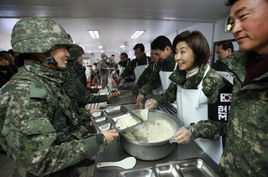 罗卿媛为官兵打饭(《中央日报》)