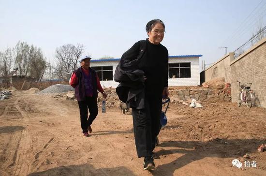 在了解完新房建设状况后,严敏文返回“小课桌”。3月份房子顺利动工后,为了随时和工人们沟通,严敏文干脆住在了村儿里,每隔十天半个月才回北京一次,“我就为回去洗洗澡,拿点换洗衣服”。新京报记者尹亚飞 摄
