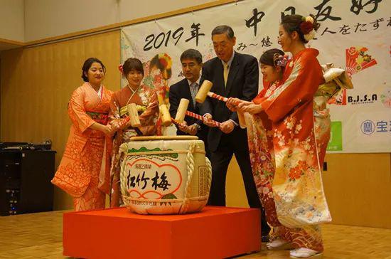 日本驻华大使馆举办2019中日友好成人仪式,图为横井裕(右三)以日本传统的“开镜仪式”送祝福。