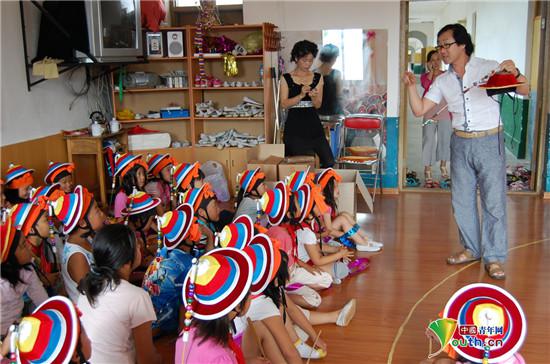 金明春给百草沟小学进行辅导。本人供图